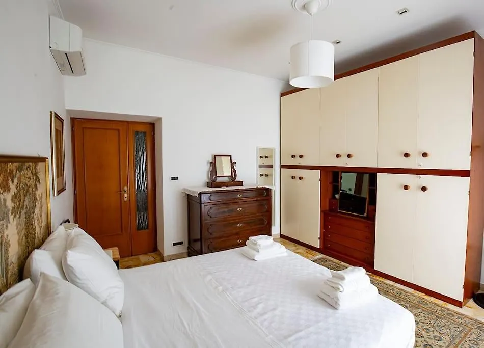 Apartment Dimora Al Colosseo, 2 Bedrooms Rome Italy